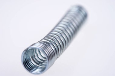Kapalı gümüş metal yay beyaz arkaplanda izole