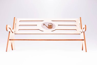 Ahşap bahçe tezgahı beyaz arka planda izole edilmiş