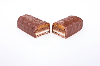 Fıstık ezmeli çikolatalı ve beyaz fıstıklı.