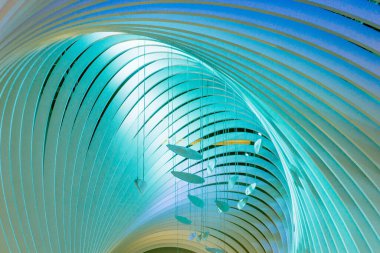 Tünel mavinin farklı tonlarında ve lambalar rüzgar gibi esiyor.