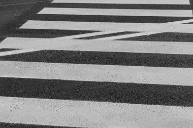 Sokakta siyah beyaz çizgiler. doku arkaplanı