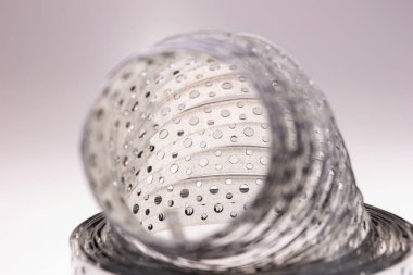 Kapalı metal galvanizli, delikli çelik bant.