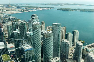 Toronto, Kanada Ekim 01 - 2019. Toronto şehir merkezinin hava görüntüsü kurumsal iş binalarının gökdelen siluetini gösteriyor