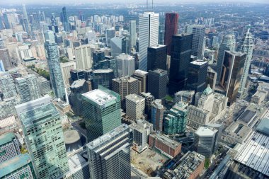 Toronto, Kanada Ekim 01 - 2019. Toronto şehir merkezinin hava görüntüsü kurumsal iş binalarının gökdelen siluetini gösteriyor