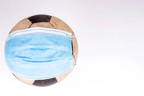 Pelota Fútbol Con Máscara Protectora Concepto Deporte Que Sufre Pandemia — Foto de Stock
