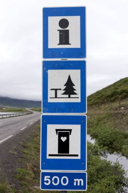 Bilgi, dinlenme alanı ve tuvalet için mavi sokak işareti