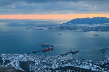 Kışın limanda gün batımı, mavi saatlerde vurulma. İnanılmaz bir seyahat yeri. Aktif tatiller. Dağlar karla kaplı.. 