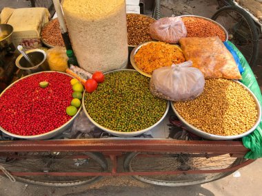 Piyasadaki Hint baharatları: köri, tarçın, biber, kırmızı biber, anason ve toz. İnanılmaz yemek pişirme deneyimi. Lezzetli yemek hazırlama. 