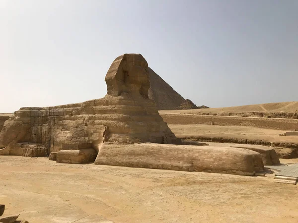 이집트 기자의 스핑크스와 피라미드 역사를 탐험하기 역사적 목적지를 — 스톡 사진