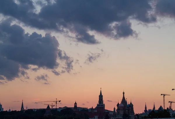 Sylwetka Miasta Moskwa Zachodzie Słońca Niebieska Godzina Pokazująca Wędzone Chmury — Zdjęcie stockowe