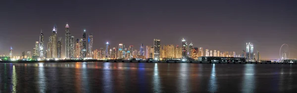 Dubai Skyline Panorama Noite Com Luzes Reflexões Sobre Água — Fotografia de Stock