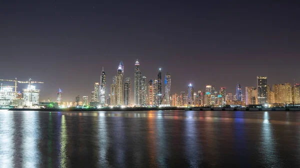 Vista Panorâmica Dubai Noite Com Reflexos Luzes Água — Fotografia de Stock