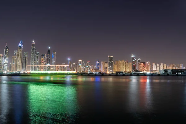 Dubai Skyline Noite Com Belas Cores Água Provenientes Arranha Céus — Fotografia de Stock