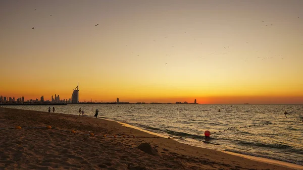 Oranžový Západ Slunce Pláži Dubaji Ukazuje Ikonický Panorama — Stock fotografie