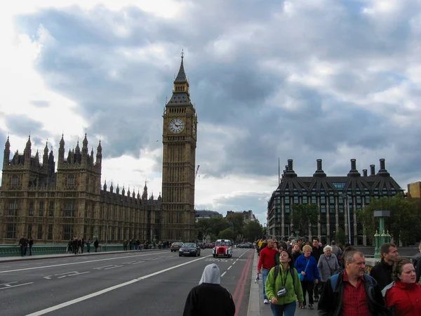 伦敦的大本钟和国会在乌克城阴天拍摄 — 图库照片