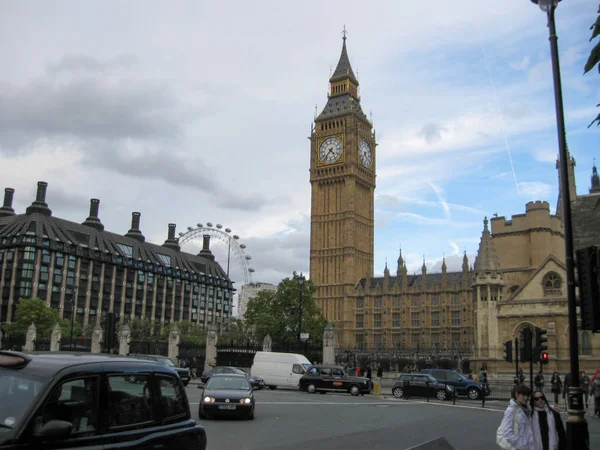 ロンドンのビッグ ベンと議会は曇りの日に英国で撃たれた — ストック写真