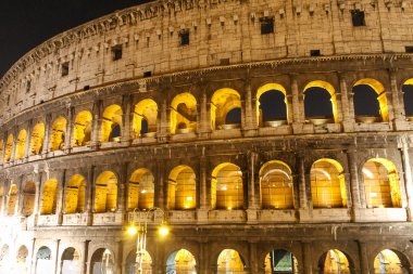 Gece Roma 'da kolezyum ve parlak kemerler. İtalya 'nın mirası ve ziyaret etmek için ünlü bir yer
