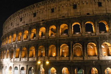 Gece Roma 'da kolezyum ve parlak kemerler. İtalya 'nın mirası ve ziyaret etmek için ünlü bir yer