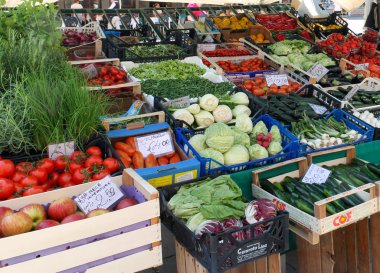 Sokaklarda geleneksel meyve ve sebze pazarı 