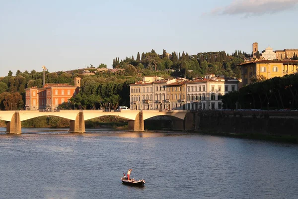 Piękny Słynny Most Ponte Alle Grazie Mężczyzna Łodzi Pobliżu Florencja — Zdjęcie stockowe