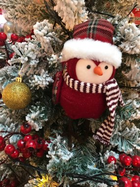 Kırmızı baykuş ve toplarla yeni yıl çam ağacı süslemesi