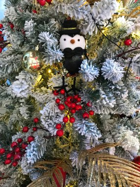 Kırmızı süslemeli Noel ağacı, Yeni Yıl Kutlaması.