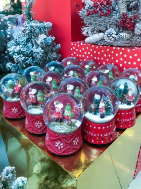 Kırmızı süslemeli Noel ağacı, Yeni Yıl Kutlaması.