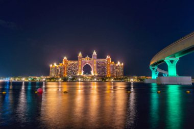 Palm Jumeirah 'daki lüks Atlantis Oteli' nin mavi saatte çekilmiş gece görüntüsü. Seyahat hedefi Uae Dubai.