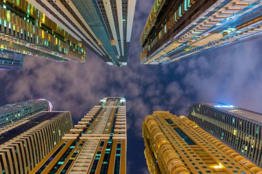 Dubai Marina 'daki lüks, modern gökdelenler, bulutlu bir gecede çekildi. Uae yaşam tarzı. 