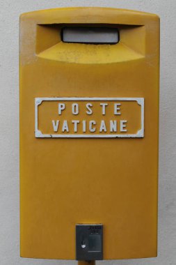 Vatikan 'daki sarı posta kutusu Roma İtalya Poste Vatikan olarak bilinen duvara bağlı.