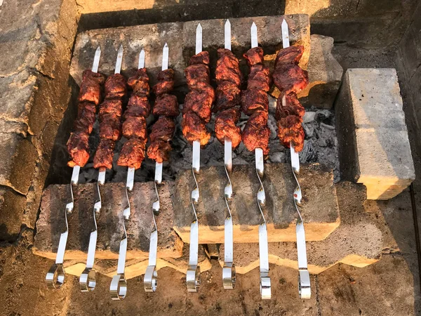 熱い燃焼コイルを使用してグリル肉串 公園内の家族料理の準備 — ストック写真