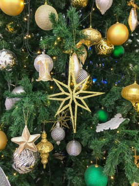 Noel geleneksel çam ağacı süslemeleri, top ve oyuncaklarla, yeni yıl kutlaması hazırlıkları. 