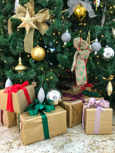 Рождественская елка украшения с различными игрушками. Новогодняя елка с подарками
. 