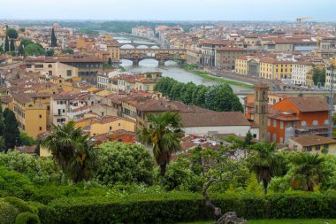 The Ponte Vecchio 'nun panoramik manzarası ya da Floransa' daki Eski Köprü, ünlü turizm merkezi. 