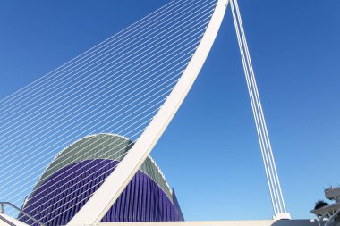 İspanya, Valencia 'daki modern asma köprüsünün alt manzarası. Oceanarium 'un yanındaki büyük turistik eğlence merkezi.