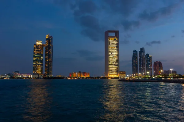 Horizonte Abu Dhabi Noite Com Luzes Reflexões Sobre Água Tiro — Fotografia de Stock