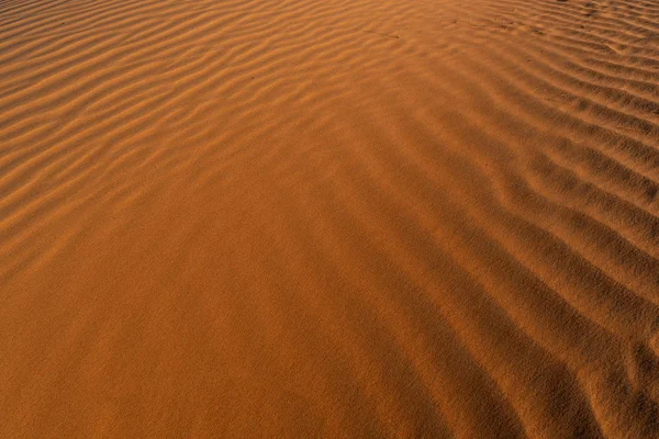 日没の太陽からの影を持つ赤い砂の背景は 夏の夜に砂漠で撮影した サファリ先 — ストック写真