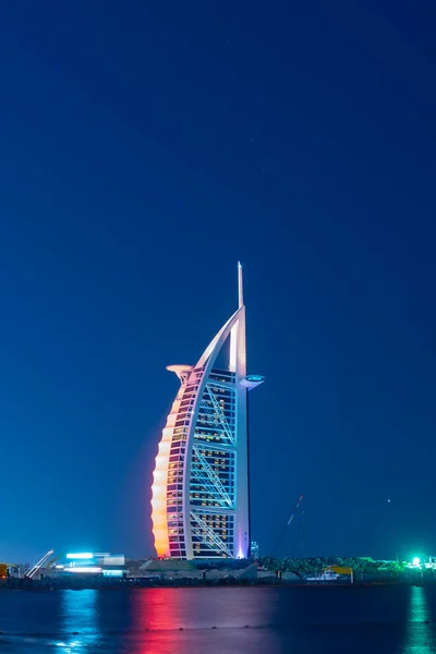 Vista Noturna Luxuoso Hotel Estrelas Burj Arab Rodeado Por Novos — Fotografia de Stock