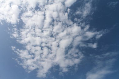 Beyaz bulutlu mavi gökyüzü arkaplanı