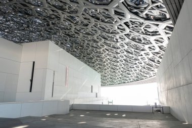 ABU DHABI / BAE 02 01 2020: Louvre Abu Dabi, duvarların içi ve güzel tavan yapısı. Birleşik Arap Emirlikleri 'nde müzeler, galeriler, sergiler için yer.