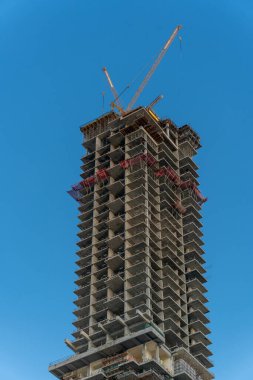 Devasa gökdelenin inşaatı. Turistler ve halk için modern binalar.