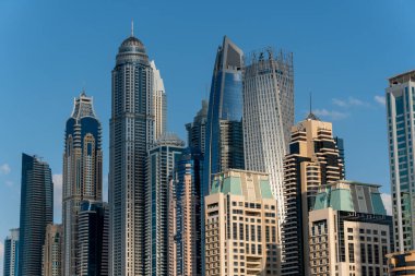 Gündüz görüşü Dubai Marina, BAE 'deki Iconic Panorama' da. Modern oteller, lüks daireler, iş merkezleri ve ünlü turistler..