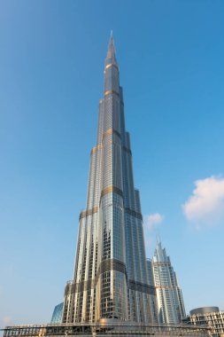Dubai / BAE - 12: 29: 2019: Dünyanın en ikonik en yüksek binasına bakın Burj Halife. Dubai 'nin sembolü, Birleşik Arap Emirlikleri. Gündüz vakti mavi gökyüzü ile çekilen.
