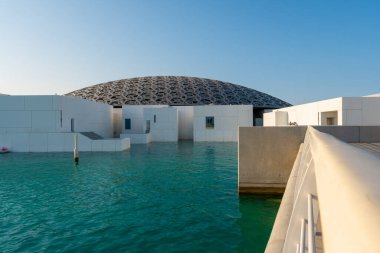 ABU DHABI / BAE 02 01 2020: Louvre Abu Dabi binasının beyaz duvarları ve güzel gri çatı yapısı gündüz görüntüsü. Birleşik Arap Emirlikleri 'nde müzeler, galeriler, sergiler için yer.