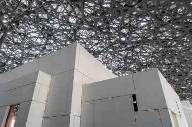ABU DHABI / BAE 02 01 2020: Louvre Abu Dabi, beyaz duvarların ve güzel tavan yapısının inanılmaz iç mimarisi. Birleşik Arap Emirlikleri 'nde müzeler, galeriler, sergiler için yer.