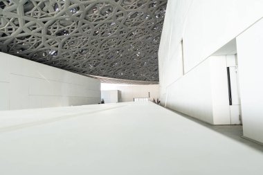 ABU DHABI / BAE 02 01 2020: Louvre Abu Dabi, beyaz duvarların ve güzel tavan yapısının inanılmaz iç mimarisi. Birleşik Arap Emirlikleri 'nde müzeler, galeriler, sergiler için yer.