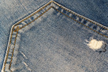 Kot pantolonun cebine yaklaş. Kumaşın Grunge biçimi. 