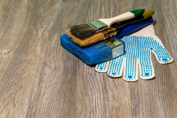 Diverse Borstels Handschoenen Houten Ondergrond Renovatietijd — Stockfoto