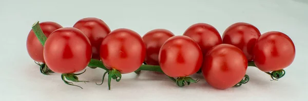 白色背景的红樱桃西红柿 — 图库照片