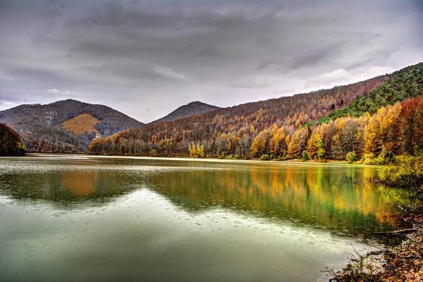 Bagno w jesieni. Ochagavia. Nawarra. Hiszpania. Zdjęcie Stockowe